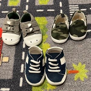THREE pair of baby shoes, size 0-3 months EUC! Dinosaur, camouflage, blue!